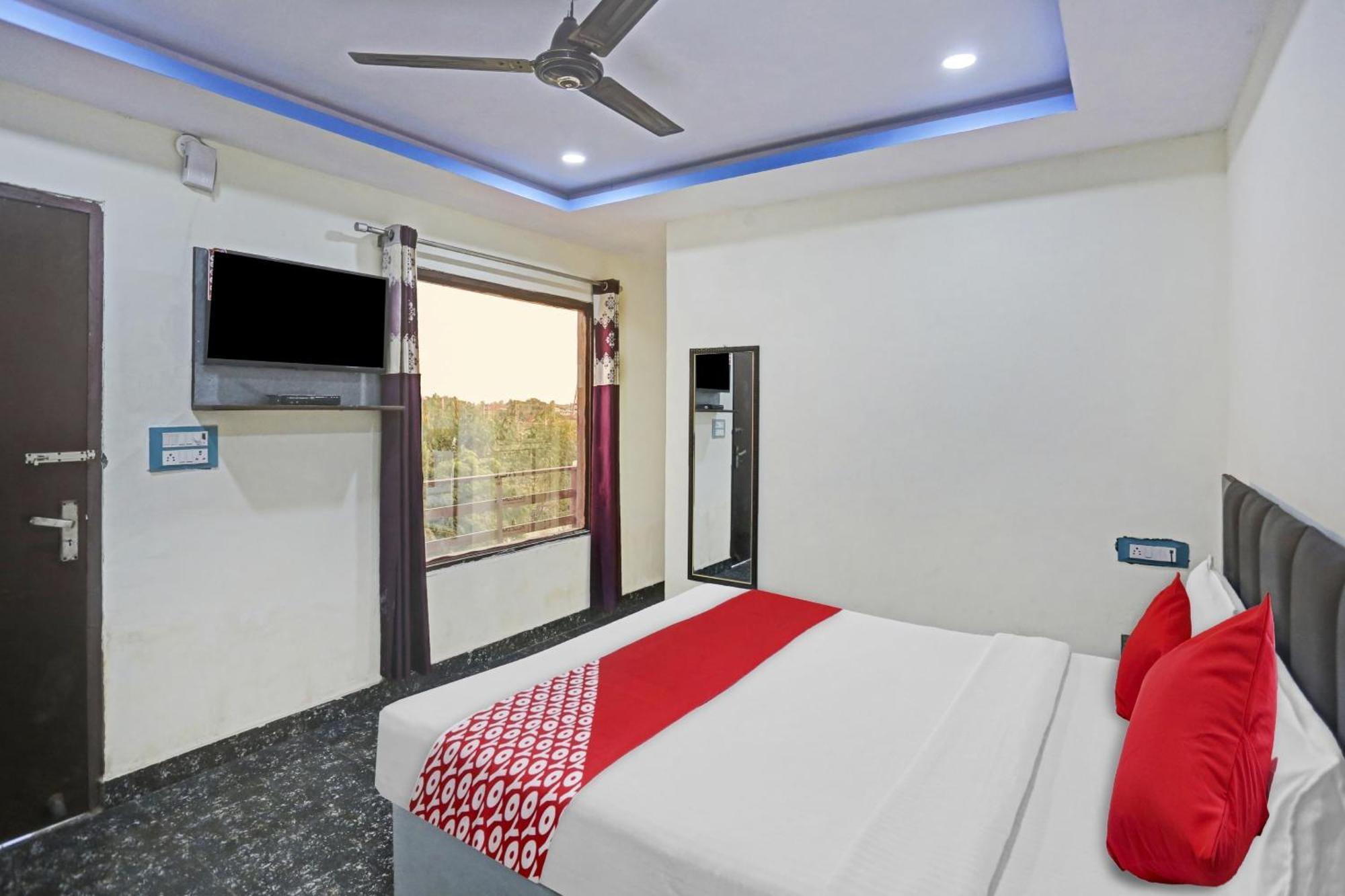 Hotel O Royal Palace Guest House Near Vishwa Vidyalaya Metro Station Új-Delhi Kültér fotó