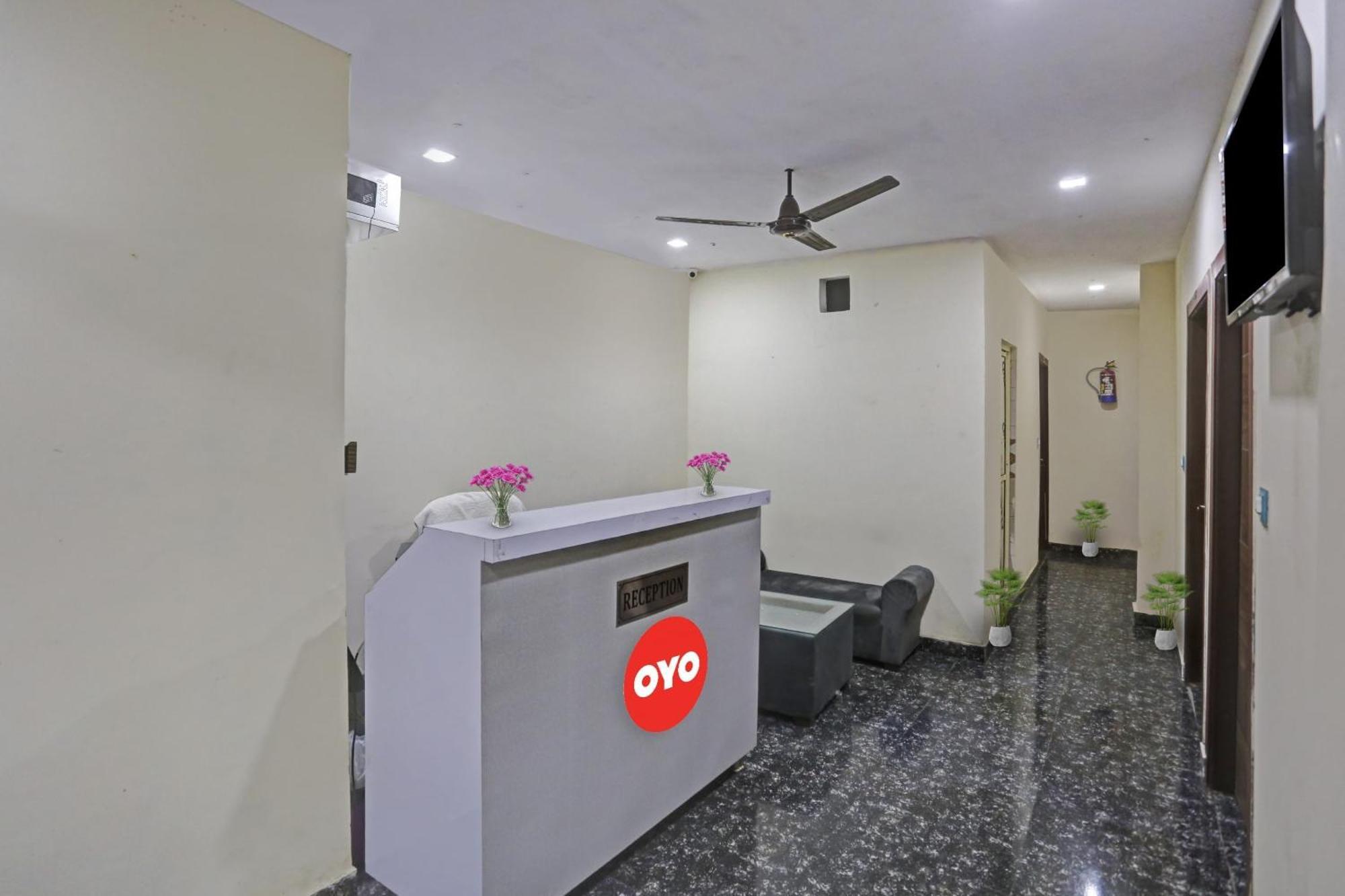 Hotel O Royal Palace Guest House Near Vishwa Vidyalaya Metro Station Új-Delhi Kültér fotó