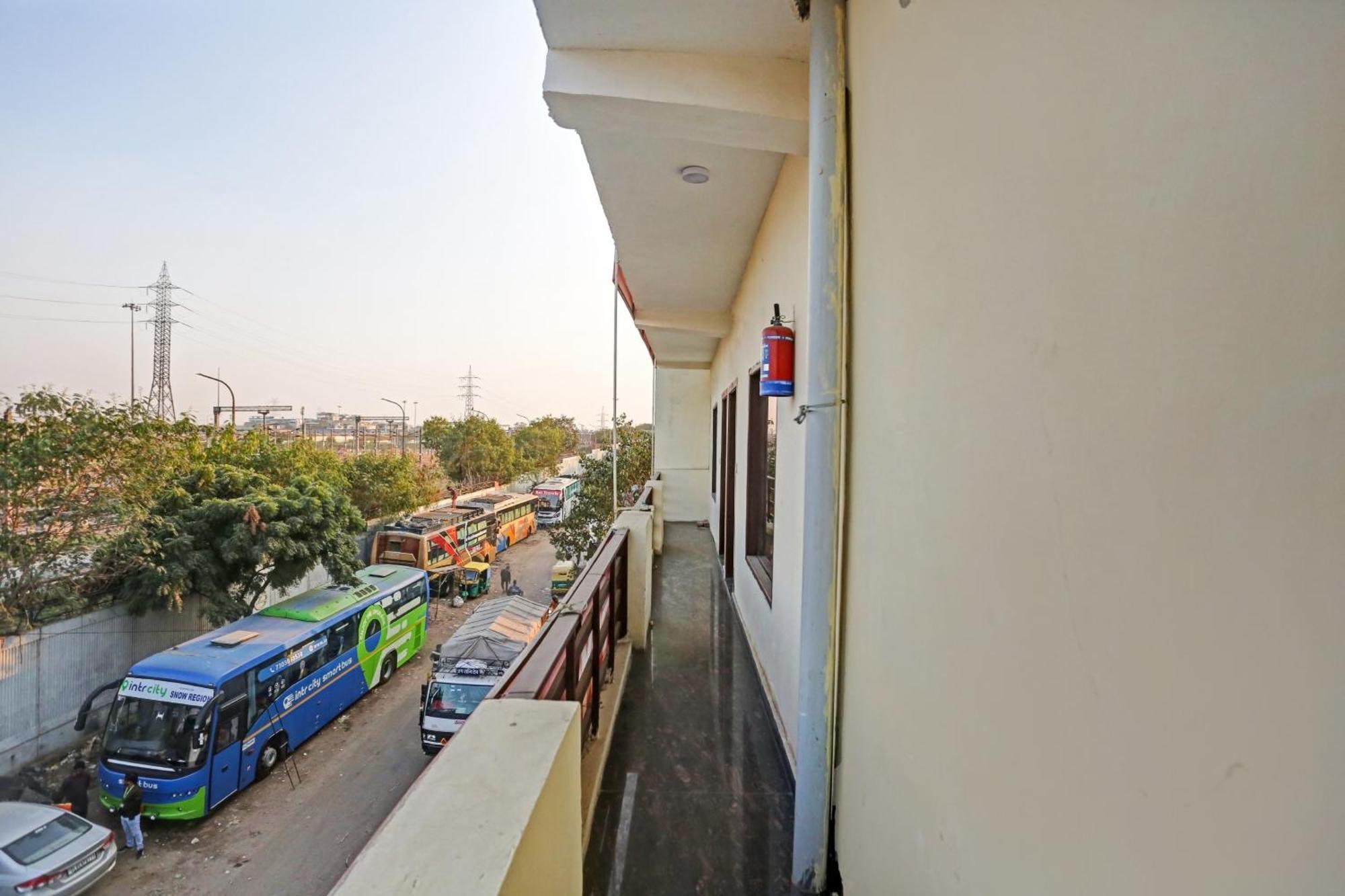 Hotel O Royal Palace Guest House Near Vishwa Vidyalaya Metro Station Új-Delhi Kültér fotó