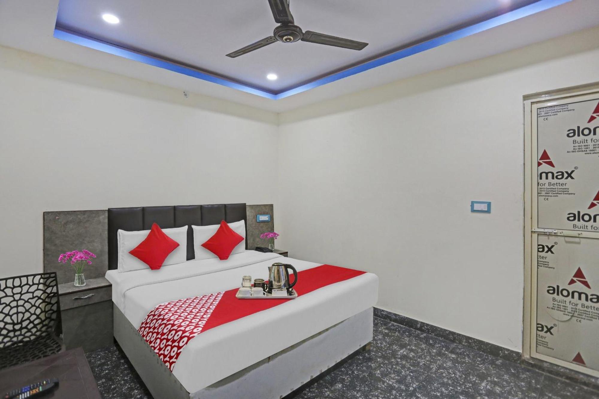 Hotel O Royal Palace Guest House Near Vishwa Vidyalaya Metro Station Új-Delhi Kültér fotó