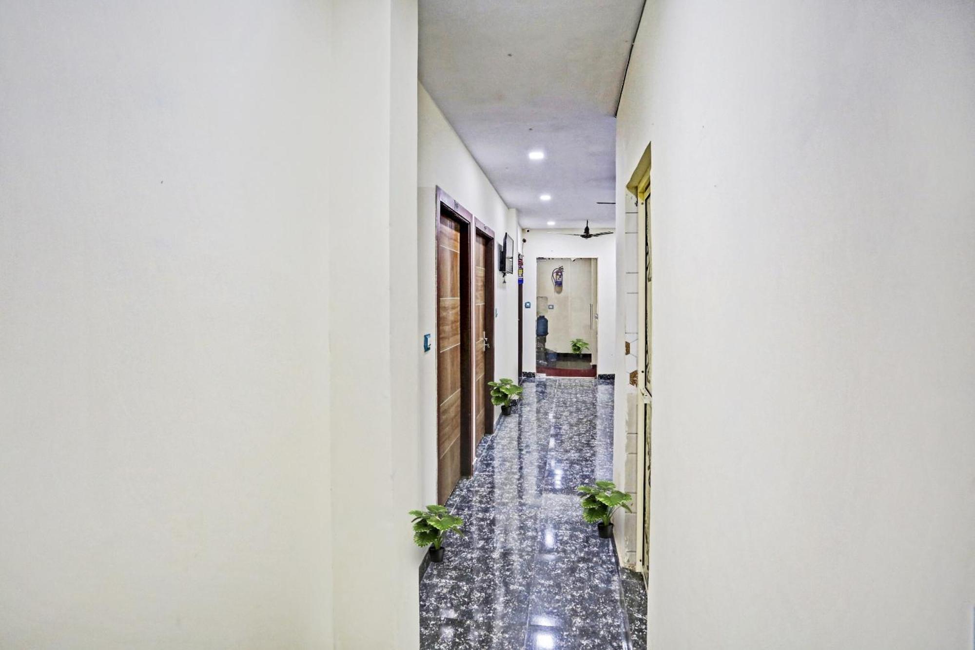 Hotel O Royal Palace Guest House Near Vishwa Vidyalaya Metro Station Új-Delhi Kültér fotó