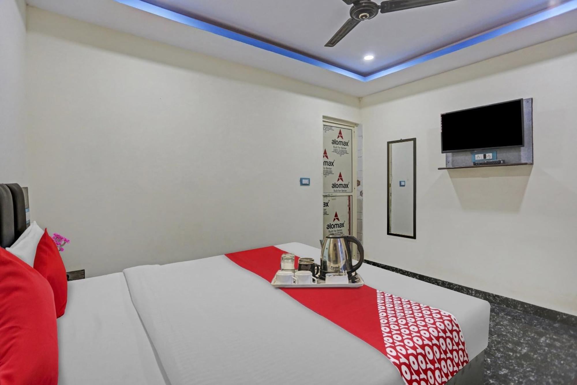 Hotel O Royal Palace Guest House Near Vishwa Vidyalaya Metro Station Új-Delhi Kültér fotó